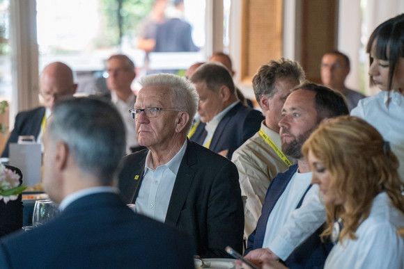 Europa Kretschmann auf Delegationsreise in Spanien Ministerpräsident Winfried Kretschmann (links) und Staatssekretär Florian Hassler (rechts) als Zuhörer bei den Vorträgen der spanischen Gastgeber