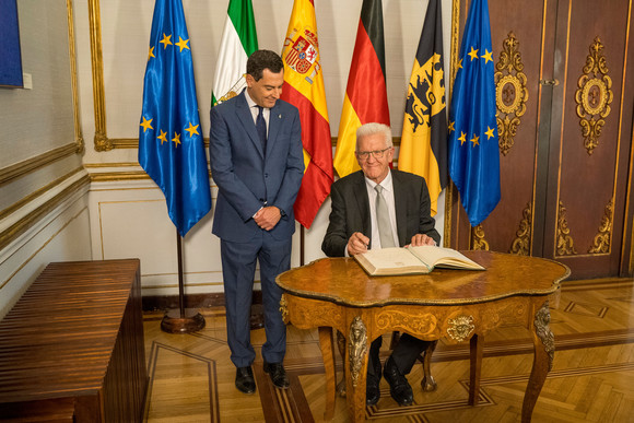 Europa Kretschmann auf Delegationsreise in Spanien Ministerpräsident Winfried Kretschmann (rechts) beim Eintrag ins goldene Buch neben Juan Manuel Bonilla Moreno (links), Präsident der andalusischen Regionalregierung