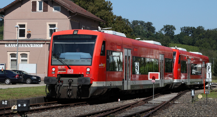 Netz 17 Nordschwarzwald Freizeitexpress Kloster Maulbronn auf einem Gleis.
