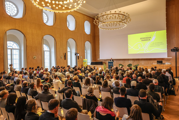 Zusammenhalt in der Transformation Tagung „Gemeinsam handeln“ Blick in die Aula der Universität Mannheim während der Ansprache des ehemaligen Bundespräsidenten Joachim Gauck