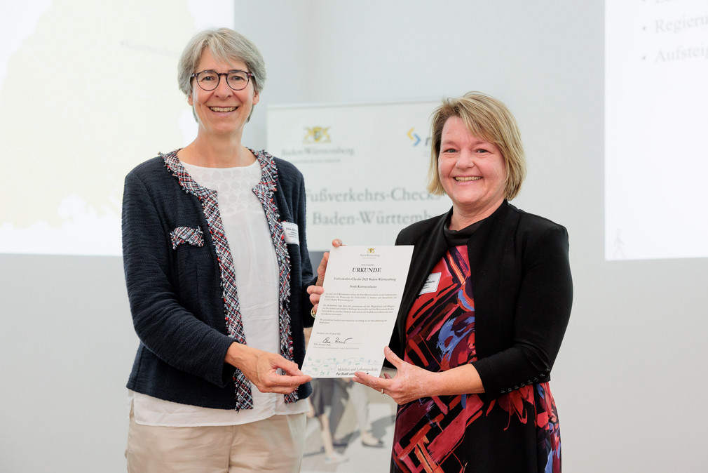 Staatssekretärin Elke Zimmer überreicht Martina Koch-Haßdenteufel, Bürgermeisterin von Kornwestheim, eine Urkunde für die Teilnahme an den Fußverkehrs-Checks 2022.