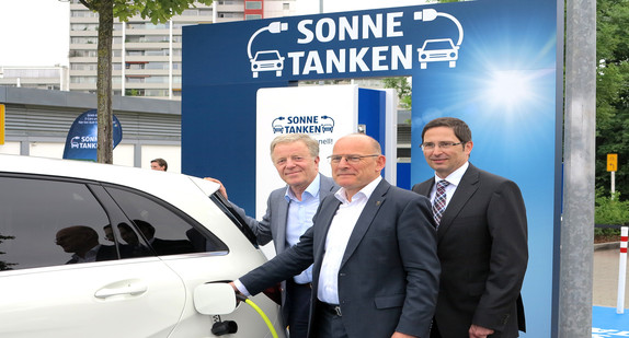 Dr. Martin Schairer, Bürgermeister Stuttgart (links) und Karl-Heinz Kehl, Geschäftsführer Energiemanagement, Aldi GmbH & Co. KG Mörfelden (rechts).