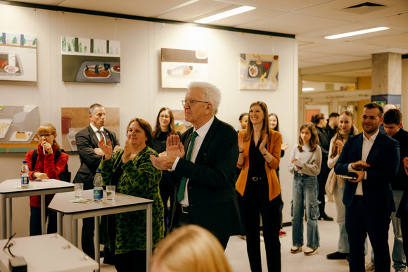 Schulbesuch Austausch zu „G9“ und neuen Ansätzen im Unterricht Ministerpräsident Winfried Kretschmann und Kultusministerin Theresa Schopper beim Besuch des Königin-Charlotte-Gymnasiums in Stuttgart