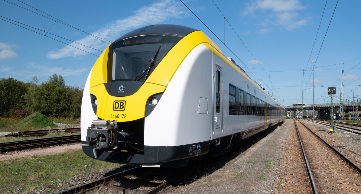 Morderner Zug von außen. Blick auf den Führerstand.