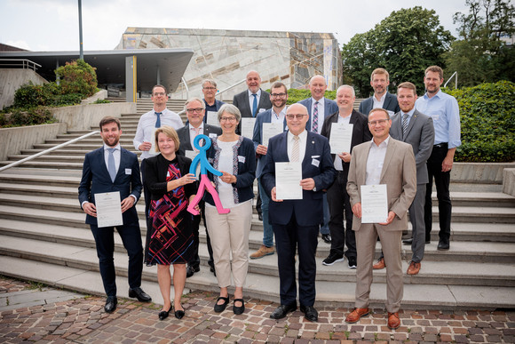 Gruppenbild mit Staatssekretärin Elke Zimmer MdB und den Vertreterinnen und Vertretern der Teilnahmekommunen