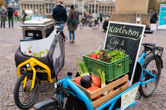 Elektromobilität Größte E-Lastenrad-Flotte 2018 in Stuttgart versammelt Größte E-Lastenrad-Flotte 2018 in Stuttgart versammelt. Bilderquelle: Ministerium für Verkehr BW, Daniel Mühlebach