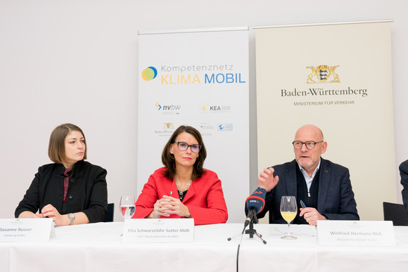 Minister Hermann bei der Pressekonferenz zum Kompetenznetz Klima Mobil