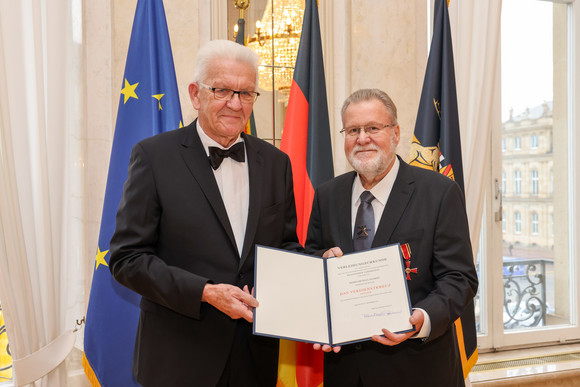 Tag des Ehrenamts Kretschmann würdigt besonderes ehrenamtliches Engagement Ministerpräsident Winfried Kretschmann (links) und Michael Eichert (rechts)
