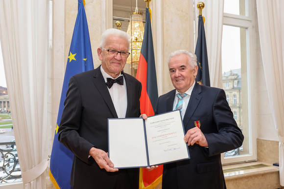 Tag des Ehrenamts Kretschmann würdigt besonderes ehrenamtliches Engagement Ministerpräsident Winfried Kretschmann (links) und Folker Baur (rechts)
