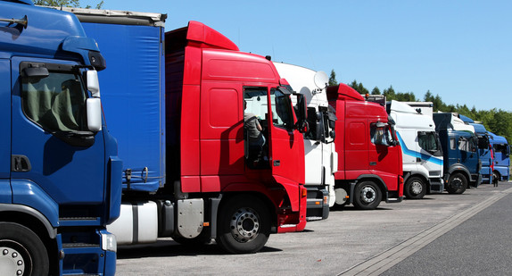 Lkws auf einem Parkplatz (Bild: Fotolia.com/ B. Wylezich)