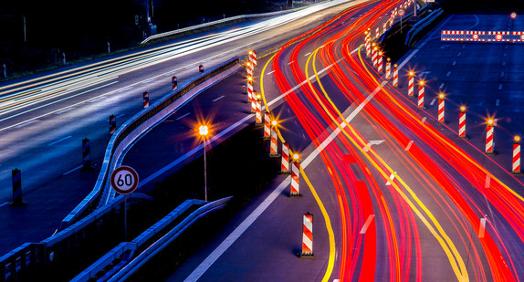 Straßenverkehr bei Nacht (Bild: stock.adobe.com/ Rainer Fuhrmann)