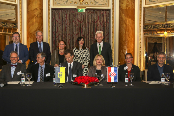 Delegationsreise Kretschmann besucht Südosteuropa Feierliche Unterzeichnung der bilateralen Schulpartnerschaften des VET Schools Partnership Networks zwischen Kroatien und Baden-Württemberg am 18. April 2018 in Zagreb