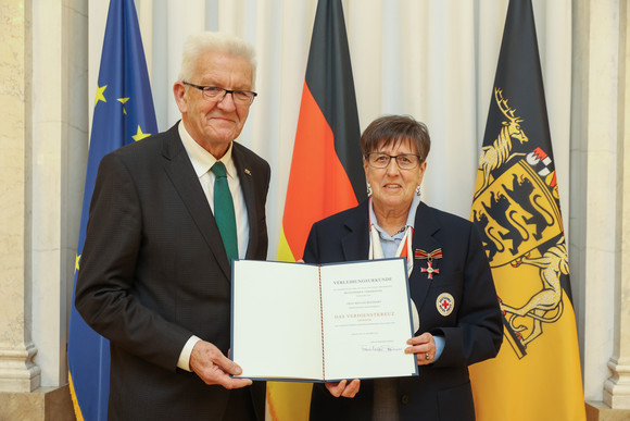 Tag des Ehrenamts Kretschmann würdigt besonderes ehrenamtliches Engagement Ministerpräsident Winfried Kretschmann (l.) und Renate Reinhart (r.)