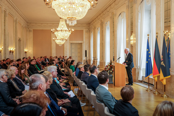 Tag des Ehrenamts Kretschmann würdigt besonderes ehrenamtliches Engagement Ministerpräsident Winfried Kretschmann (rechts) bei seiner Ansprache zu den Gästen