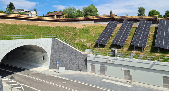 Arlinger Tunnel und die zugehörigen Solarzellen