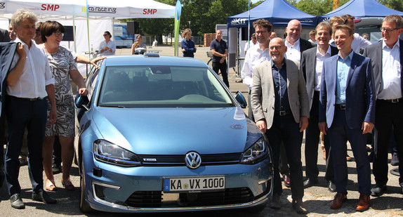 Minister Winfried Hermann (M.) auf dem Testfeld in Karlsruhe (Bild: © Ministerium für Verkehr Baden-Württemberg)