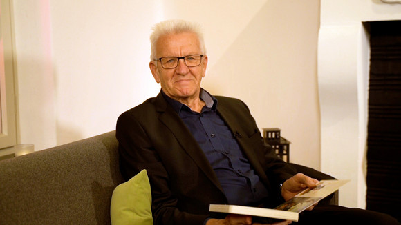 Vorlesetag Kretschmann beteiligt sich am bundesweiten Vorlesetag Ministerpräsident Winfried Kretschmann liest am Bundesweiten Vorlesetag aus zwei Kinderbüchern.