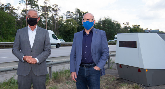 Innenminister Thomas Strobl und Verkehrsminister Winfried Hermann übergeben einen „Enforcement Trailer“ an die Polizeidirektion Mannheim. (Bild: Innenministerium Baden-Württemberg)