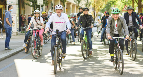 Verkehrsminister Winfried Hermann und der Stuttgarter Bürgermeister Peter Pätzold bei der Eröffnung der STADTRADELN-Saison 2020. (Bild: Verkehrsministerium Baden-Württemberg)