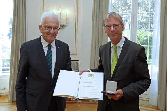 Auszeichnung Staufermedaille in Gold an die Mitglieder des Corona-Beraterkreises Ministerpräsident Winfried Kretschmann (l.) und Prof. Dr. med. Hans-Georg Kräußlich (r.)