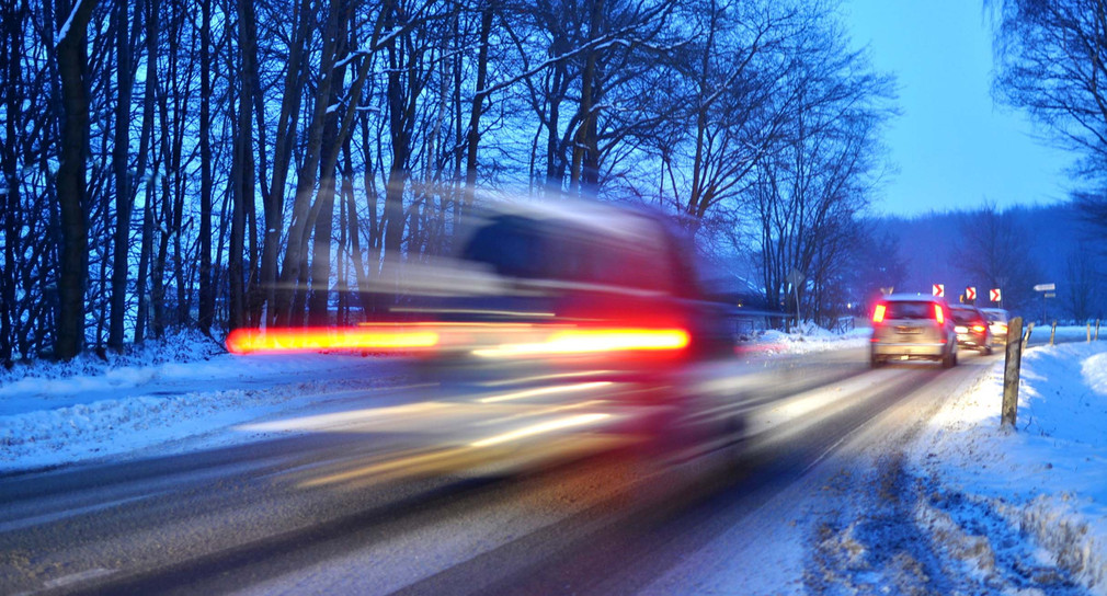 Autos auf einer winterlichen Straße (Bild: Fotolia.com/ Stefan Körber)