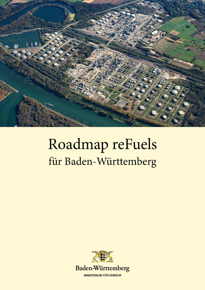 reFuels-Industrieanlage von oben, darunter der Titel: Roadmap reFuels in Baden-W&uuml;rttemberg. Am Ende der Seite das Logo des Verkehrsministeriums. 