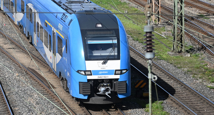 Netz 27 E-Netz Augsburg Ein Passagierzug steht auf einem Bahngleis.