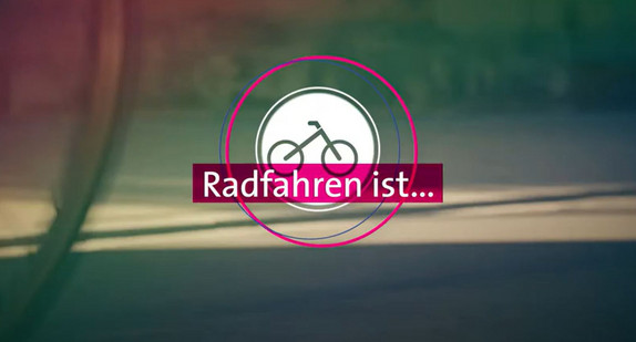 Im Hintergrund ist gerade noch der Hinterreifen eines aus dem Bild fahrenden Fahrrades zu sehen. Zusammen mit dem Logo der RadKULTUR steht mittig im Bild: Radfahren ist ...