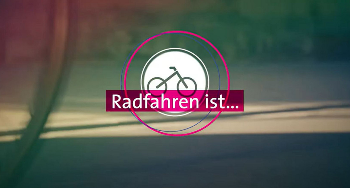 Im Hintergrund ist gerade noch der Hinterreifen eines aus dem Bild fahrenden Fahrrades zu sehen. Zusammen mit dem Logo der RadKULTUR steht mittig im Bild: Radfahren ist ...