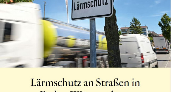 Tempo-30-Schild mit dem Hinweis auf Lärmschutz an einer innerstädtischen, viel befahrenen Straße. Darunter der Titel: "Lärmschutz an Straßen in Baden-Württemberg – Schritt für Schritt zur Vision Zero" und das Logo des baden-württembergischen Verkehrsministeriums