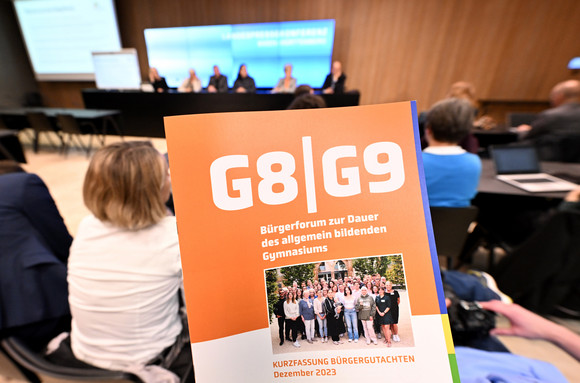 Bürgerbeteiligung Bürgerforum übergibt Gutachten zu G8/G9 Eine Abbildung des Deckblatts der Kurzfassung des Bürgergutachtens zur Dauer des allgemein bildenden Gymnasiums während der Vorstellung in der Landespressekonferenz.