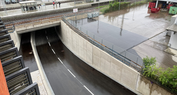Eine Straße führt unter einer Brücke durch
