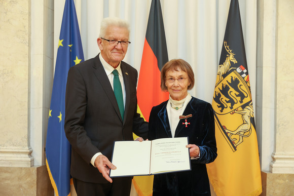 Tag des Ehrenamts Kretschmann würdigt besonderes ehrenamtliches Engagement Ministerpräsident Winfried Kretschmann (l.) und Dr. Gisela Wittner (r.)
