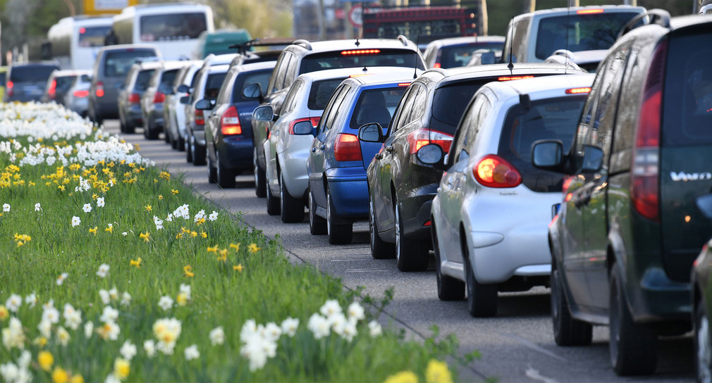 Autos stehen im Stau.