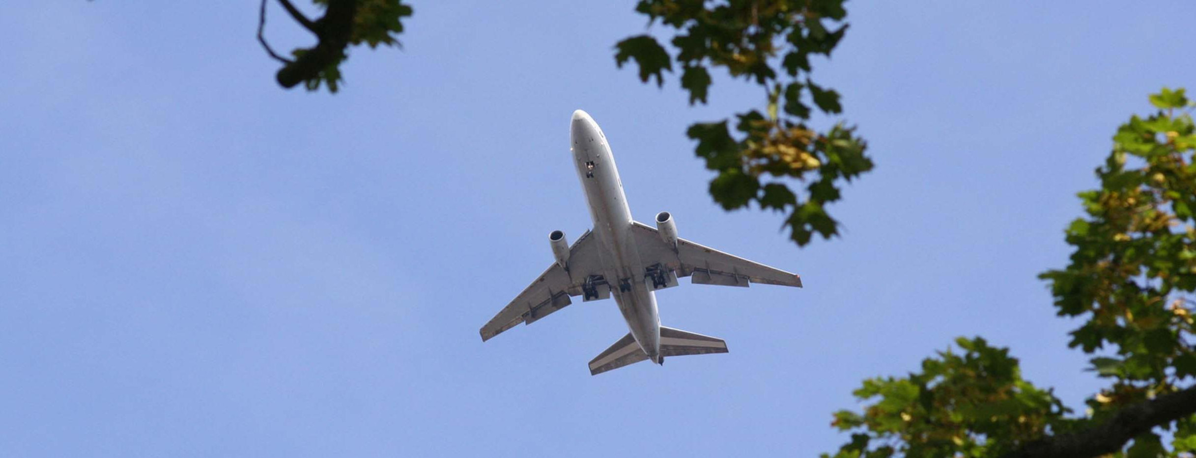 Flugzeug am Himmel (Bild: Fotolia/ lansc)