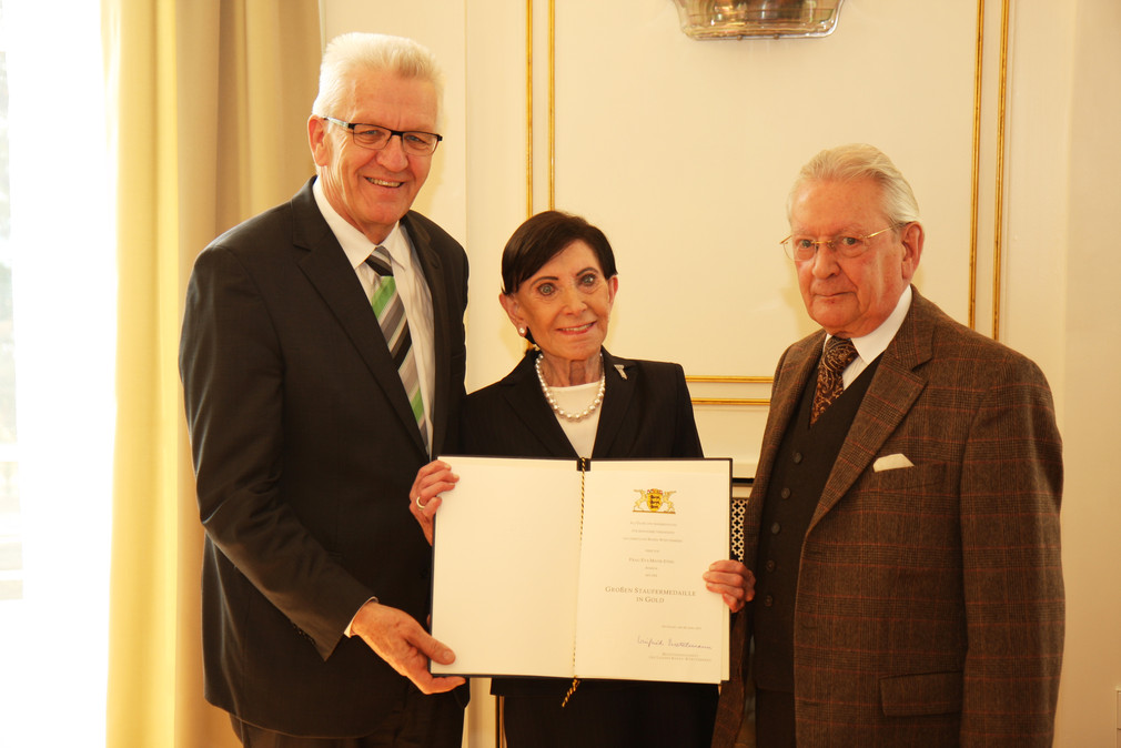 Ministerpräsident Winfried Kretschmann (l.), Eva Mayr-Stihl (M.) und Hans Peter Stihl (r.)
