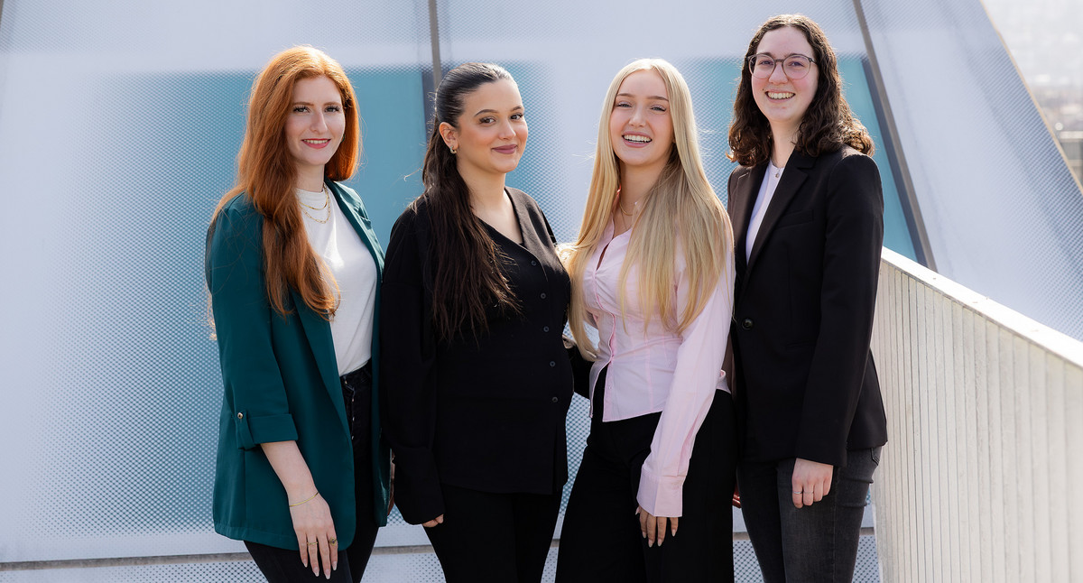 Vier junge Frauen in Businesskleidung