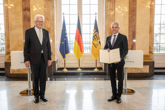 Ministerpräsident Winfried Kretschmann (l.) und Dr. Patrick Rapp (r.) Staatssekretär im Ministerium für Wirtschaft, Arbeit und Tourismus