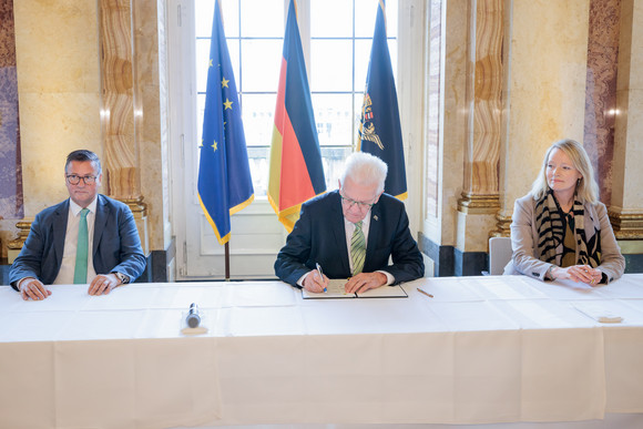 Strategiedialog Gesellschaftsvertrag zur Zukunft der Landwirtschaft Ministerpräsident Winfried Kretschmann (Mitte) unterzeichnet den Gesellschaftsvertrag für die Zukunft der Landwirtschaft und der biologischen Vielfalt in Baden-Württemberg, daneben sitzen Landwirtschaftsminister Peter Hauk (links) und Umweltministerin Thekla Walker (rechts).