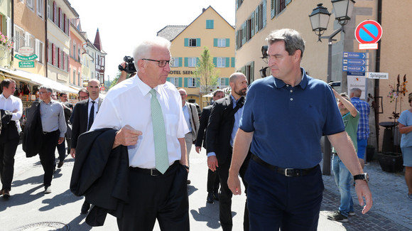 Regierung Gemeinsame Kabinettssitzung der Regierungen von Baden-Württemberg und Bayern Ministerpräsident Winfried Kretschmann (l.) und Ministerpräsident Dr. Markus Söder (r.) in Meersburg (Bild: Staatsministerium Baden-Württemberg)