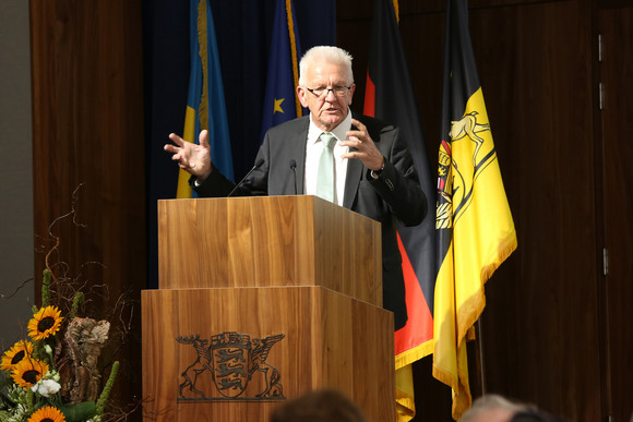 Europa Erweiterungsbau für Landesvertretung in Brüssel übergeben Ministerpräsident Winfried Kretschmann bei seiner Ansprache