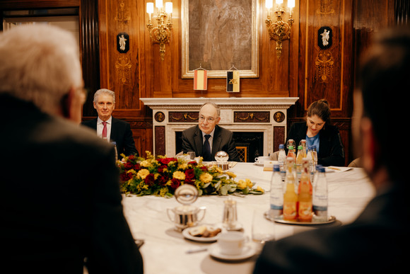 Antrittsbesuch Kretschmann empfängt spanischen Botschafter Ministerpräsident Winfried Kretschmann (links, von hinten) und Staatssekretär Florian Hassler (rechts, von hinten) im Gespräch mit dem spanischen Botschafter Pascual Ignacio Navarro Rios (Mitte)