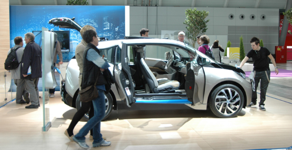 Besucher auf der i-mobility 2014 in Stuttgart begutachten einen vollelektrischen BMW.