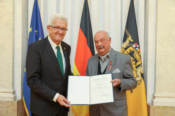 Tag des Ehrenamts Kretschmann würdigt besonderes ehrenamtliches Engagement Ministerpräsident Winfried Kretschmann (l.) und Wolfgang Knobloch (r.)