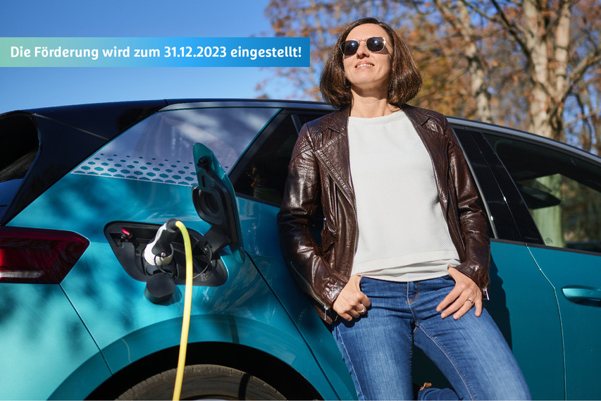 E-Auto an Ladestation; Text auf Bild: Die Förderung wird zum 31.12.2023 eingestellt!