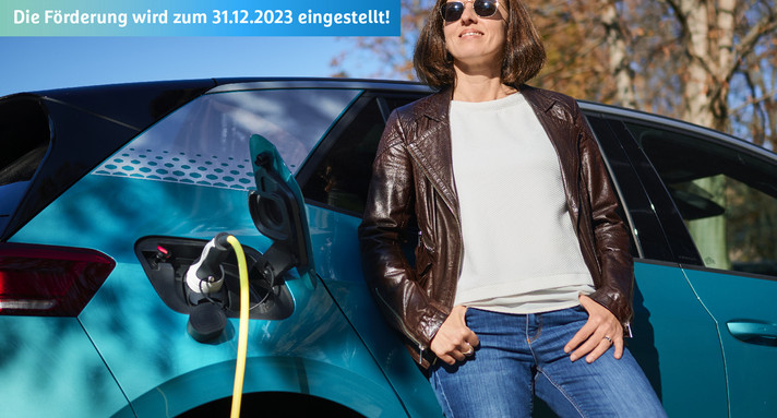 E-Auto an Ladestation; Text auf Bild: Die Förderung wird zum 31.12.2023 eingestellt!