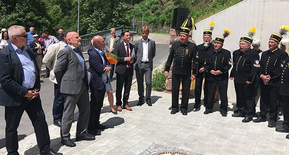 Eröffnung des Rettungsstollen: VErkehrsminister Winfried Hermann, Landrat Riegger, MdLs Murschel, Blenke, Dürr, Regierungspräsidentin Kressl, BM Mack und Gesang der Stollengemeinschaft Neubulach