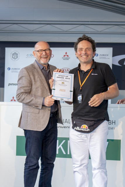 Verkehrsminister Winfried Hermann MdL bei der Übergabe der Urkunde an Daniel Jennet von velovend, einem der zwölf Finalisten des Start-up Awards 2019 im Rahmen des e4 TESTIVAL (Bilderquelle: Kira Chaparro_© emodrom) 