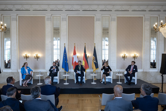 Europa Zukunftsforum bringt Impulse für die Schweiz-Strategie Auf dem Podium (von links): Prorektorin und Professorin Dr. Daniela Kleinschmit von der Albert-Ludwigs-Universität Freiburg, Staatssekretär Florian Hassler, Moderator Georg Walter vom Euro-Institut in Kehl, Esther Keller, Regierungsrätin des Kantons Basel-Stadt und Zeno Danner, Landrat des Landkreises Konstanz