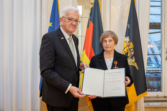 Ministerpräsident Winfried Kretschmann (links) und Rosemarie Otruba (rechts)